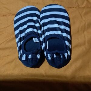 Kids Swim Shoes Black & Navy Blue Size 7/8 yrs New with No Tags (unbranded)